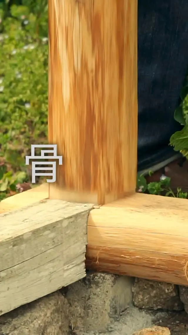 ニワトリ小屋の骨組みづくり
材料は旧小屋からの再利用、足りない部分は丸太で
完璧じゃなくてもヨシ

Chicken Coop Build #4 | Wallframing

Framing the chicken coop.
Each beam connects with care — and suddenly, it starts to look alive.

#chickencoop #diy #homesteadlife #mountainliving #ニワトリ小屋 #小屋作り #山暮らし #woodworking