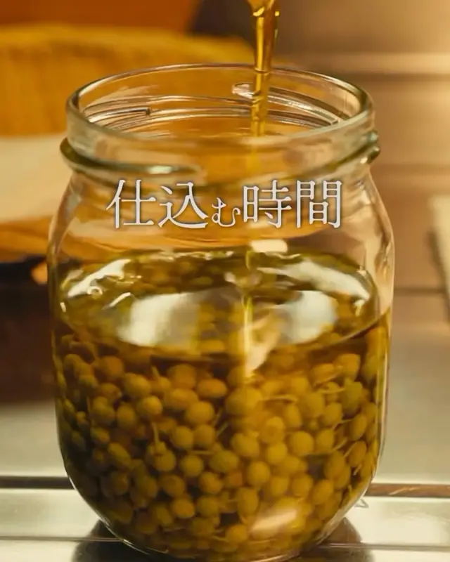 Quiet Prep | Sansho Olive Oil
山椒のオリーブオイル漬け

オイルパスタを作るときによい
アンチョビなどにも合う

Washing sansho, placing it in a jar,
and waiting for the oil to settle.
Just a quiet preparation.

#slowprep #homemade #homesteadlife #山暮らし #山椒