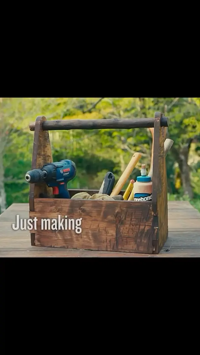 Just making.
A wooden tool tote,
built from old boards and scraps.

端材や古材で作るトートタイプの道具入れ

#woodworking #tooltote #diy #homesteadlife #山暮らし