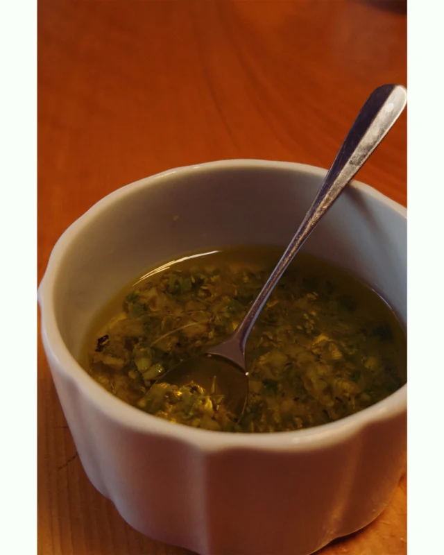 ふきのとうオイル
オイルパスタにすると美味しい
サッとゆでて刻み、塩と一緒にオリーブオイルに放り込むだけ

Just whipped up a batch of fukinoto(Butterbur sprout) oil. It makes for a killer pasta!

#homesteadlife #wildveggies #homesteadcooking #春 #山菜