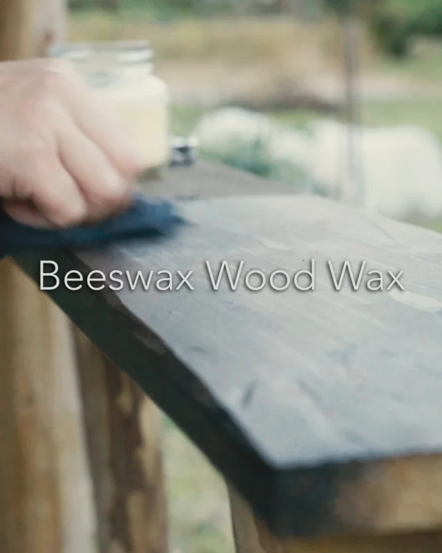 Beeswax and linseed oil,
a simple wax for wooden tools.

ビーズワックスとリンシードオイルで
木製品用のワックスを作る

#homestead
#山暮らし
#beeswax
#woodwax
#蜜蝋